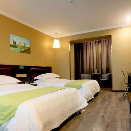Greentree Wulumuqi Airport Hotel Urumqi Exteriör bild