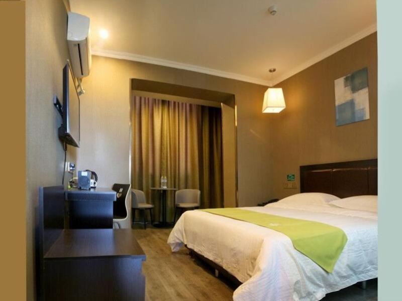 Greentree Wulumuqi Airport Hotel Urumqi Exteriör bild