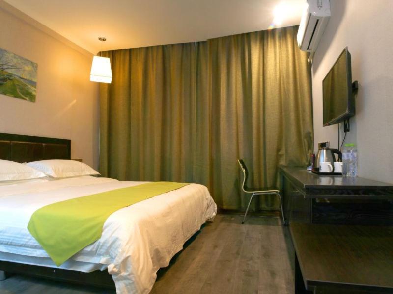 Greentree Wulumuqi Airport Hotel Urumqi Exteriör bild