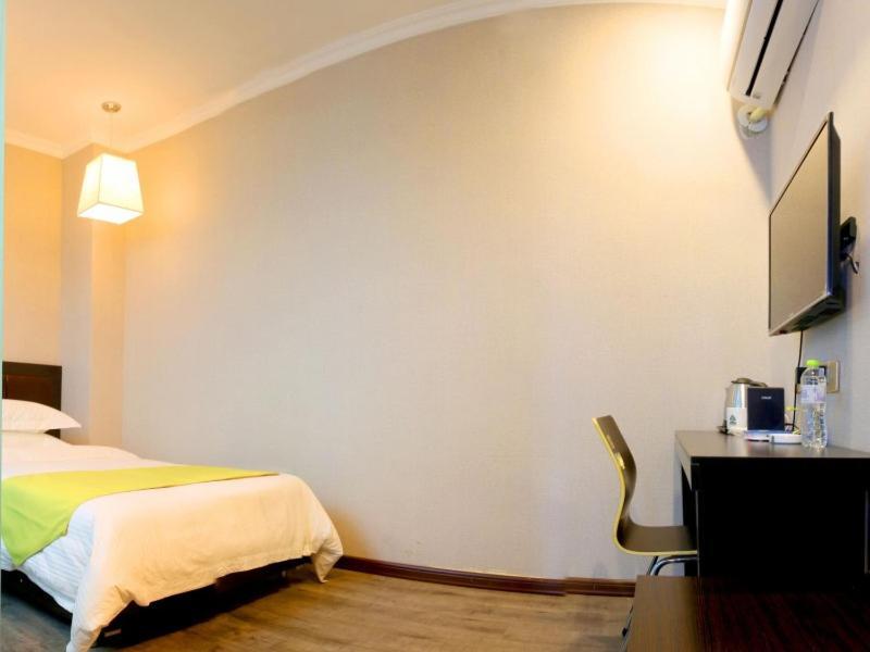 Greentree Wulumuqi Airport Hotel Urumqi Exteriör bild