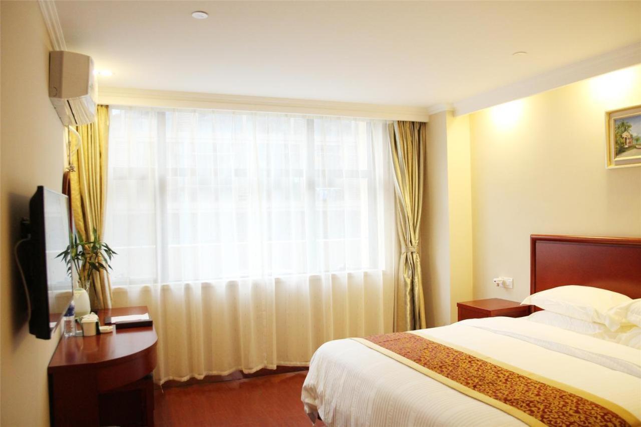 Greentree Wulumuqi Airport Hotel Urumqi Exteriör bild